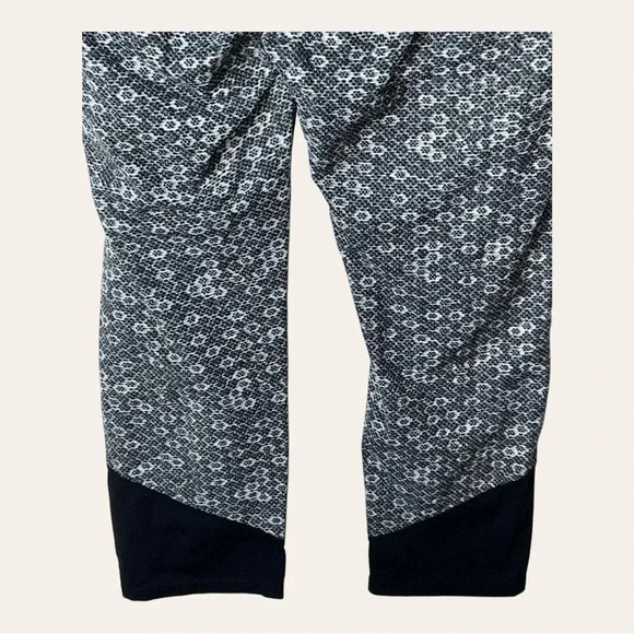 0677. ATHLETA CROPPED‎ LEGGINGS SIZE SMALL BLACK AND WHITE IN COLOR - Picture 8 of 10